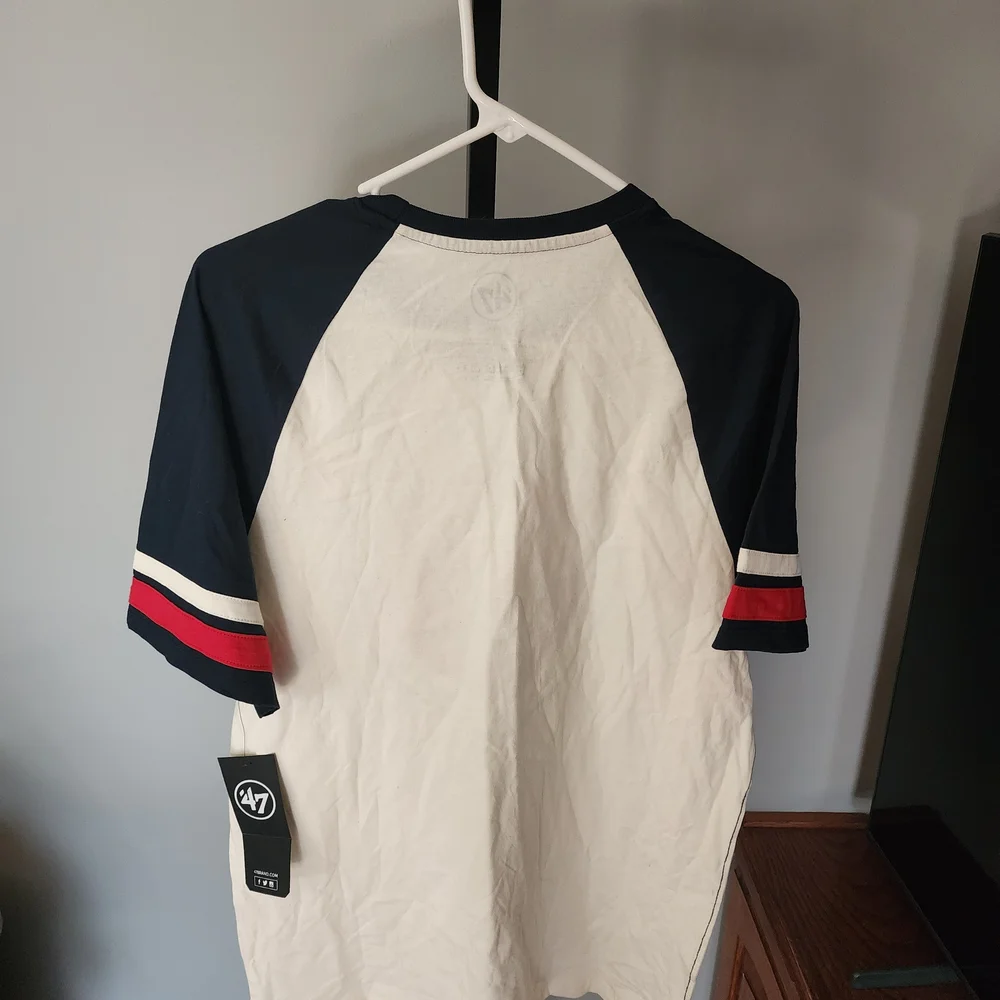 47 Brand Cream & Navy Raglan Tee with Red Graphic OKOBOJI Nwt - Picture 2 of 3